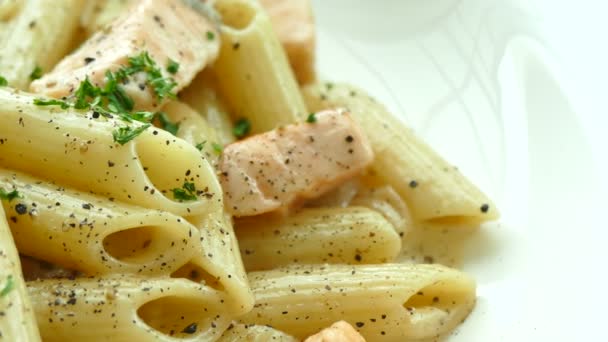 Espaguetis carbonara con salmón — Vídeos de Stock