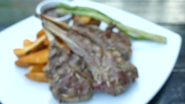 Biffar av chop lammkött med stekt potatis — Stockvideo