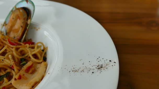 Spaghetti with seafood — Stock Video