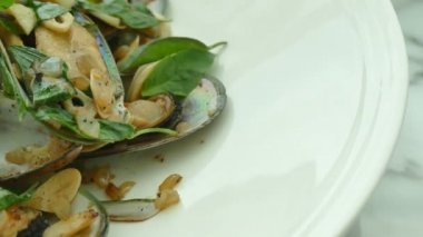 Kızarmış midye yeşillik ile