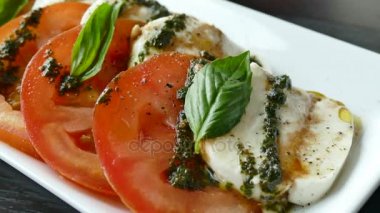 domatesli salata ve mozzarella. 