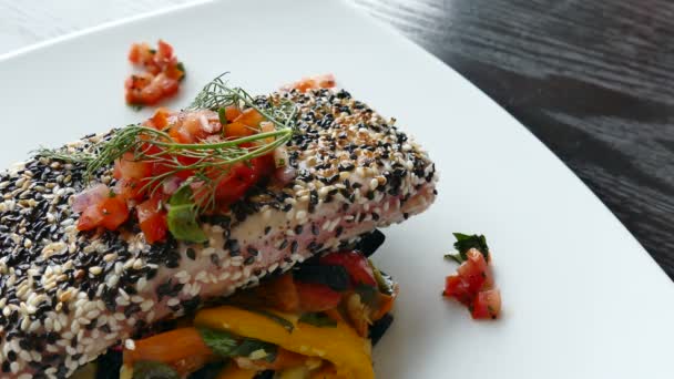 Stek z tuńczyka z seasame i warzywa — Wideo stockowe