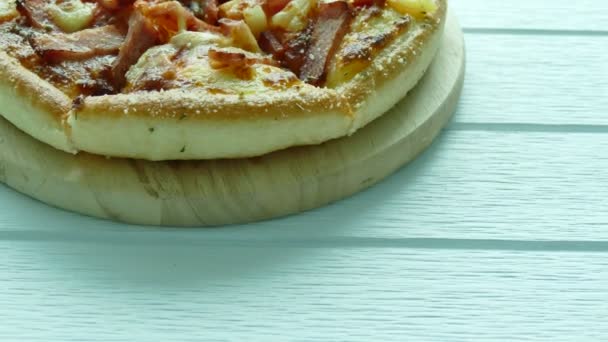 Kesme tahtası üzerinde pizza — Stok video