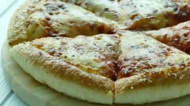 kesme tahtası üzerinde pizza