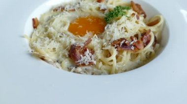 Carbonara gevrek domuz pastırması ve yumurta ile