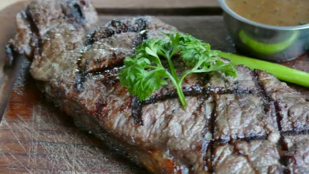Steak de thon au sésame et légumes — Video