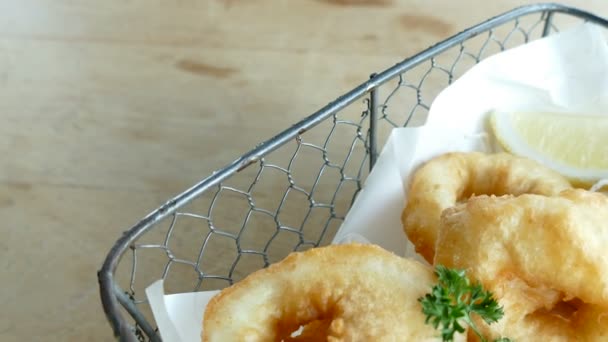 Anillos de calamares con limón — Vídeos de Stock