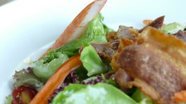 Yengeç çubuklu sebze salatası.