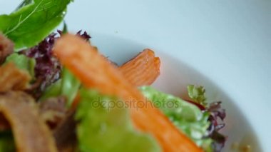 Yengeç çubuklu sebze salatası.