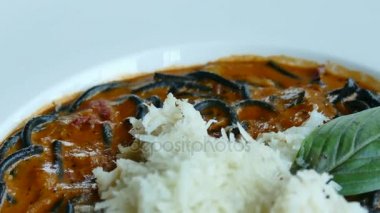 Baharatlı spagetti ve deniz ürünleri. 
