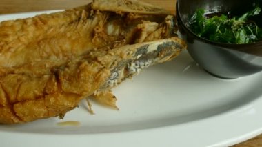 Soslu kızarmış balık.