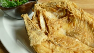 Soslu kızarmış balık.