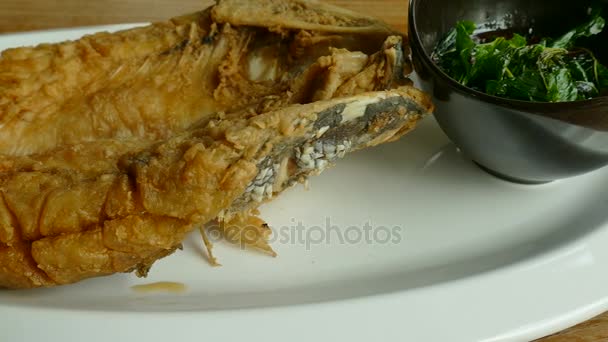 Pescado frito con salsa — Vídeos de Stock