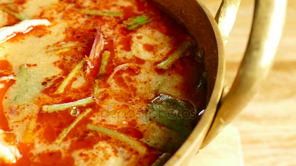 Tom yum kung spicy soup — Stock Video