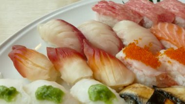 suşi beyaz tabak içinde ayarla