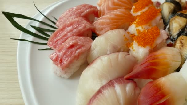 Sushi engastado en plato blanco — Vídeo de stock