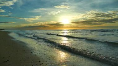 playa y mar al atardecer 