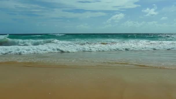 Plaża i morze z błękitnym niebem — Wideo stockowe