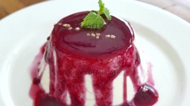 Panna cotta tatlı