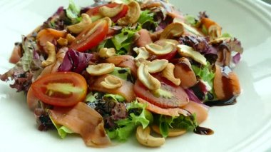 ördek salatası sebze ve kaju fıstığı