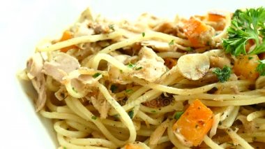 Ton balığı ve havuç ile spagetti