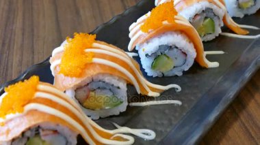 Somon ve havyarlı suşi.