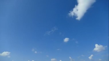 Mavi gökyüzü bulutları