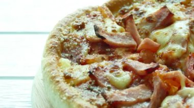 kesme tahtası üzerinde pizza