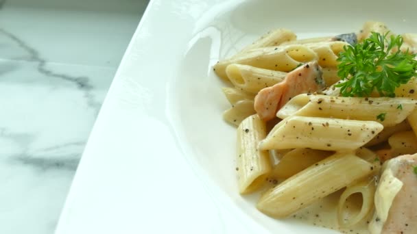 Spaghetti alla carbonara con salmone — Video Stock