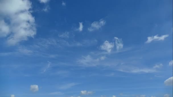 Nubes con cielo azul — Vídeo de stock