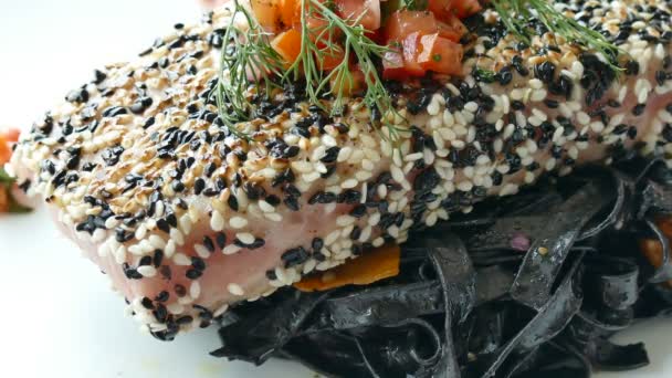 Steak z tuňáka s seasame a zeleninou — Stock video
