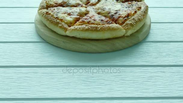 Пицца на доске — стоковое видео