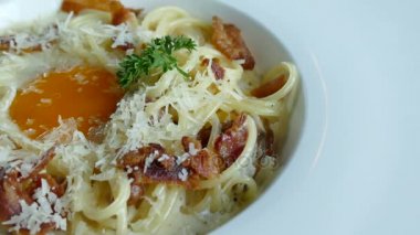 Carbonara gevrek domuz pastırması ve yumurta ile