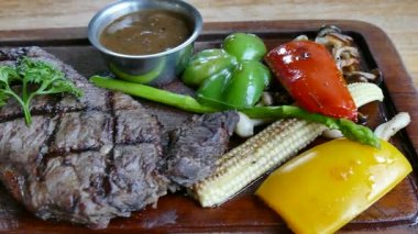 Susam ve sebze ile orkinos biftek