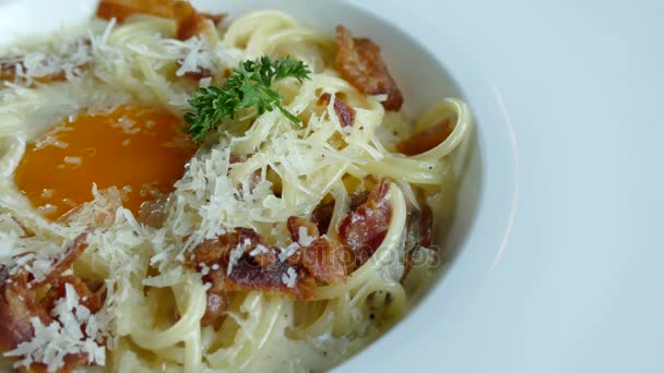 Carbonara with crispy bacon and egg — Stock Video