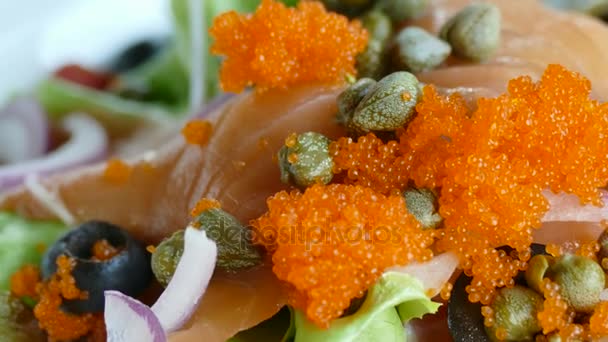 Ensalada de salmón con verduras frescas — Vídeos de Stock