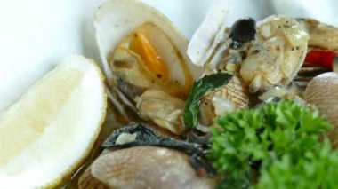 Şarap soslu kızarmış midye