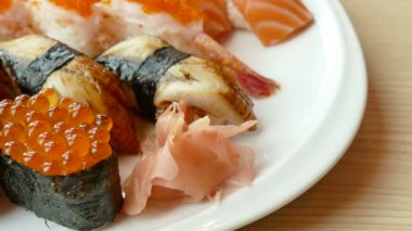 suşi beyaz tabak içinde ayarla