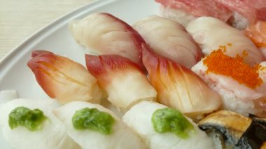 suşi beyaz tabak içinde ayarla