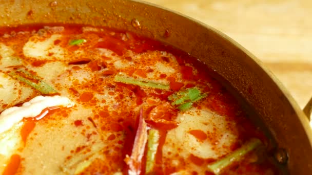 Sopa picante Tom yum kung — Vídeos de Stock