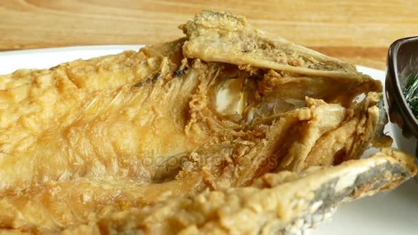 Poisson frit avec sauce — Video