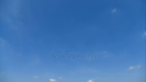 Nubes con cielo azul — Vídeo de stock