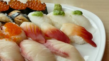 suşi beyaz tabak içinde ayarla