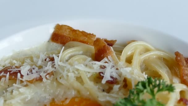 Carbonara med knaperstekt bacon och ägg — Stockvideo