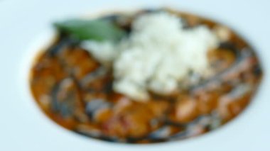 Baharatlı spagetti ve deniz ürünleri. 