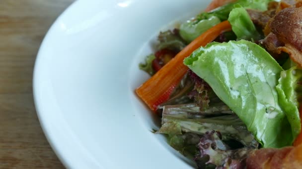 Gemüsesalat mit Krabbenspießen — Stockvideo