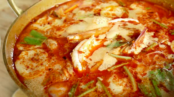 Tom yum kung spicy soup — Stockvideo