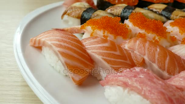 Суши в белой тарелке — стоковое видео