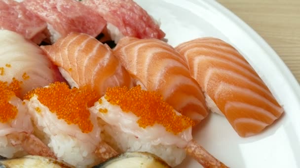 Суши в белой тарелке — стоковое видео
