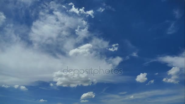 Nubes con cielo azul — Vídeo de stock